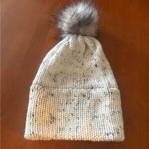 Stylish Knit Beanie with Faux Fur Pom-Pom
